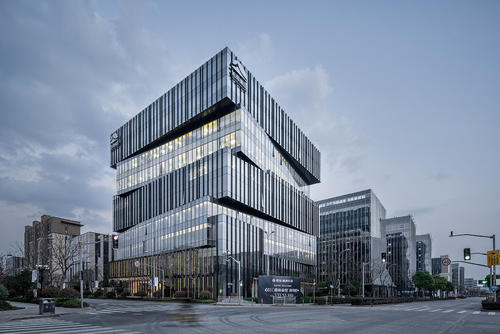 6月3日早間，旭輝控股（集團）有限公司發布公告披露5月銷售簡報。  公告中披露，2020年前5月，旭輝累計合同銷售金額約人民幣556億元，同比增長26%，合同銷售麵積約334.03萬平米。合同銷售均價約人民幣16600元╱平米。  2020年5月單月，旭輝合同銷售金額約人民幣202.0億元，合同銷售麵積約113.54萬平米。合同銷售均價約人民幣17800元╱平米。  據了解，於五月，旭輝在蘇州、無錫、北京、成都、合肥等地均有拿地，並發行2020年公司債券（第一期），規模31.2億元，票麵利率最低3.8%。  另外，公司還向林氏家族購買永升生活服務集團有限公司已發行股本的5%，並於7月1日起被授予林氏家族所持有的剩餘23.64%股份的投票權，交易完成後，旭輝將成為永升最大股東並獲得控製權，將永升業績並表。