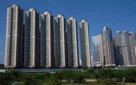 因虛假宣傳構成不正當競爭行為，山東濟南一房企被罰44萬元。  　　4月30日，綠地北展濟南置業有限公司在對某單位團購促銷中發放載有“濟南市政府將搬遷至先行區”不實信息的宣傳材料。山東省市場監督管理局認定上述行為違反《中華人民共和國反不正當競爭法》第八條規定，構成虛假宣傳的不正當競爭行為。近日，該公司被處以44萬元的行政罰款。    　　最近一兩年，“濟南市政府將搬遷至先行區”的信息，一直都是網絡傳聞，從來沒有任何正式“官宣”。在這種情況下，這家房企將其作為樓盤的宣傳資料，顯然是不合適的，也確實構成了虛假宣傳。  　　很多人或許會疑惑，這種找不到確切官方消息源的信息，不能作為宣傳依據，難道不是常識嗎？相關房企會不知道？房企對這種“虛假宣傳”樂此不疲，隻是把傳聞當成可以利用的工具。    　　將沒有事實支撐的模棱兩可的信息，釋放給購房者和社會，是開發商慣用的宣傳套路。外部因素方麵，開發商的宣傳點主要聚焦這幾個方麵：第一，政府搬遷甚至是區劃變動；第二，高新產業、知名大型商業綜合體、優質教育資源入駐板塊；第三，高鐵、地鐵、高架路等交通方麵的規劃；第四，樓盤周邊重大不利因素的消失，比如化工廠、垃圾場搬遷等；第五，將還沒定的學區，視為“囊中之物”。  　　當然，樓盤內部情況的虛假宣傳，也不在少數。比如，交付實體房和樣板房不符；小區交付後內部配套，與前期的宣傳或者沙盤展現不符；精裝修的材料使用，和前期宣傳不符；宣傳時稱業主可以自由去頂樓，但交房後卻發現不行等。  　　正因為這些方麵事關相關樓盤的現實價值，比如能不能賣完，甚至能不能熱銷等，相關房企才會絞盡腦汁蹭外部因素的熱度，或者想方設法“修飾”樓盤內部情況。在房企眼裏，事情真假不重要，隻要有購房者買賬就行。  　　除了房企本身的主觀原因，相關虛假宣傳的出現，也離不開相關樓盤在管理和規範層麵的工作不到位。現實中，很多樓盤的宣傳口徑都不統一，比如在某些宣傳信息上，開發商和銷售團隊的說法不一；不同的銷售人員，對同一事情說法可能也不一樣；有的樓盤還會引入二手房中介團隊，使得樓盤在宣傳上更加混亂。  　　房企或者具體樓盤套路不斷的虛假宣傳，再加上自媒體的炒作，確實很容易以假亂真。由於現在多為期房，對於營銷宣傳無法及時驗證。在這種背景下，購房者容易被套路也就不難理解。  　　所以，監管層麵必須加大處罰力度，而不僅是“隔牆扔磚式”懲戒，真正提高違法成本，縮小虛假宣傳的空間。  　　同時，不能總是“事後諸葛亮”。在樓盤前期的營銷宣傳中，相關部門也應該及時介入，並引導購房者強化防範意識、證據意識。當然，整個房地產行業，也需要基本的行業規範，要有“行業自律”。  　　來源：中國青年報