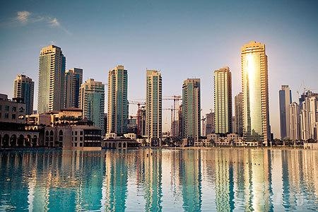 近日，廣州、杭州、濟南、鄭州、福州、蘇州等6個政策性租賃住房試點城市與中國建設銀行簽訂《發展政策性租賃住房戰略合作協議》。建設銀行將提供1900億元的貸款，支持6個城市在未來三年內提供約80萬套（間）政策性租賃住房，解決上百萬名新市民的安居問題。    　　金融支持將如何影響政策性租賃住房的發展，試點地區將如何規劃建設，記者采訪了相關部門和試點地區。  　　小戶型低租金 瞄準2億新市民住房需求  　　政策性租賃住房是我國住房保障體係的重要組成部分。2019年以來，住房和城鄉建設部對全國71個大中城市開展深入調研，提出以解決新市民住房問題為出發點，加快建立以公租房、政策性租賃住房和共有產權住房為主體的住房保障體係。    　　住房和城鄉建設部相關負責人表示，從調研情況來看，各地都存在非戶籍常住人口和新落戶的大學畢業生等新市民住房總體比較困難的情況。一方麵這部分群體自購房比例低、以租房為主；另一方麵，目前市場供應的租賃住房普遍戶型大、租金高，缺少小戶型、低租金住房供給。大量新市民隻能租住在城中村或進行合租群租。  　　根據國家統計局的數據和住建部的測算，我國目前約有2億新市民，主要集中在部分大中城市，特別是珠三角、長三角、京津冀、成渝等城市群，他們在促進經濟增長、保障城市運行、擴大社會消費、推動創業創新等方麵作用巨大，是我國經濟社會發展的中堅力量。  　　瞄準新市民群體的住房需求，政策性租賃住房應運而生。“小戶型、低租金，可改善新市民居住條件。”住建部相關負責人介紹，政策性租賃住房主要利用存量閑置土地和閑置房屋建設，支持將不適宜繼續在中心城區發展的產業項目外遷，利用騰空土地或房屋建設，確保建在交通便利、公共設施齊全的中心城區等區域內，實現職住平衡。  　　該負責人表示，發展一定數量的政策性租賃住房，在滿足新市民居住需求的同時，還能補齊租賃市場短板，穩定市場租金，倒逼城中村改造， 推動培育和發展租賃市場。  　　誰投資誰所有 政策支持社會力量投入  　　政策性租賃住房由誰來出資建設？“與公租房不同，公租房是政府主導的，由政府投資建設分配管理，而政策性租賃住房是由政府給予政策支持、企業和其他機構投資建設的。”住房和城鄉建設部相關負責人明確。  　　靠政府大規模投資建設公租房解決量大麵廣新市民的住房問題，各級財政壓力較大。政策性租賃住房的建設發展要依靠市場主體，誰投資、誰所有，是一種市場行為和市場產品。“加快建設政策性租賃住房，有助於促進住房保障對象從以戶籍家庭為主轉向覆蓋城鎮常住人口，住房保障方式從以政府投入為主轉向政府政策支持、吸引社會力量投入為主。”住房和城鄉建設部相關負責人表示。  　　但是，投入大、收益低、資金平衡難的問題影響市場主體建設租賃住房的積極性，也製約著住房租賃市場的發展。調動市場主體積極性，需要政府加大政策支持，其中加大金融支持就是政策之一。  　　此次中國建設銀行為6個試點城市政策性租賃住房建設運營提供金融支持，成為引導更多市場主體參與，形成可複製、可推廣市場機製的有益摸索。  　　“麻豆MV免费观看積極與試點城市政府溝通房源籌集方案，並針對不同的房源類型主動提供差別化的金融支持方案。”建設銀行副行長紀誌宏介紹，銀行將發揮資金、科技、渠道、集團母子公司聯動等方麵的優勢，向試點城市提供金融產品支持、房源籌集運營等綜合服務。  　　13個城市試點 建設藍圖和時間表明確  　　“未來3年，計劃發展15萬套（間）政策性租賃住房”“有望解決20餘萬新市民的住房問題”“通過利用存量土地、集體土地、非住宅房屋改建等方式籌集政策性租賃住房10萬套（間）”……  　　2019年底，住房和城鄉建設部在沈陽、南京、蘇州、杭州、合肥、福州、濟南、青島、鄭州、長沙、廣州、深圳、重慶等13個城市開展完善住房保障體係試點工作，這些試點城市因地製宜，紛紛製定了未來3年建設政策性租賃住房的藍圖和時間表。  　　杭州整合藍領公寓和人才專項租賃住房建設等，將符合條件的房源全部轉化為政策性租賃住房，明確了未來3年計劃發展的15萬套（間）中，藍領公寓4萬套（間）、人才專項租賃住房8萬套（間）、租賃企業籌集的租賃住房和企業自建職工租賃房轉化3萬套（間）。濟南結合城中村改造工作，利用城中村村民生活保障房項目進行建設。鄭州結合自身拆遷安置房等存量住房較多的特點，明確了以盤活存量為主的政策性租賃住房籌措方式，將政策性租賃住房項目的規劃布局與32個功能核心區的建設規劃相融合，集中選取一批麵積合適、交通便利、配套成熟的存量住房。  　　住建部明確，考慮到租賃住房投入大、收益低、資金平衡難，地方可以規定在一定年限（10—15年）內用作政策性租賃住房，期滿後可轉為市場租賃住房。  　　來源：人民日報